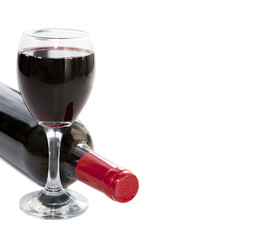 bouteille et verre a vin rouge
