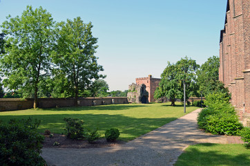 Fototapeta na wymiar Park auf dem Kirchberg mit Wehrturm und Befestigung Heinsberg