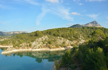 MONTAGNE SAINTE VICTOIRE ET LAC DE BIMONT