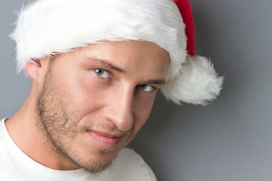 Junger Mann mit Weihnachtsm&uuml;tze