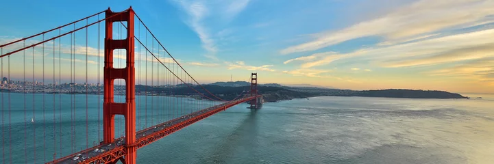 Fotobehang Golden Gate Bridge-panorama, San Francisco Californië, zonsonderganglicht op bewolkte hemel © Mariusz Blach