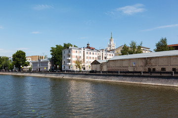Fototapeta na wymiar river and the embankment in Moscow