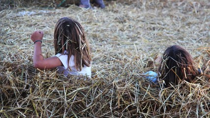 instant spielende kinder im stroh I