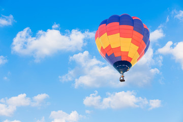 Naklejka premium Hot air balloon with blue sky background