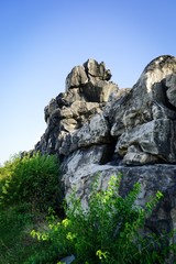 Fototapeta na wymiar Aufgetürmte Felsformation, Teufelsmauer im Harz