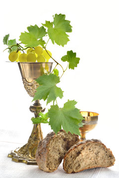 calici da messa con pane e uva