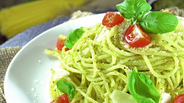 Spaghetti with Pesto Sauce (seamless loopable 4K UHD footage)