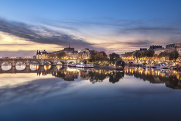 Lever de Soleil sur l'île de la Cité