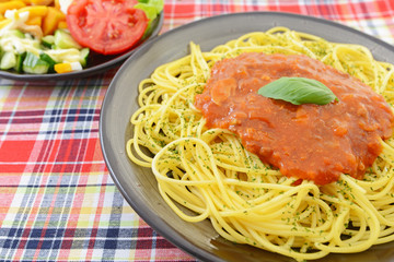 ミートソーススパゲティとサラダ