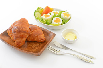 美味しそうなパンとサラダ