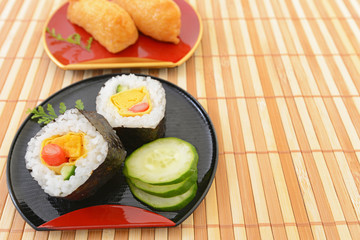 巻き寿司と稲荷寿司