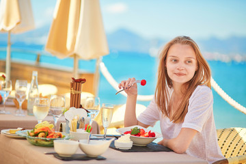 Obraz na płótnie Canvas Beautiful young woman eating fruits