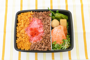 美味しそうなそぼろ弁当