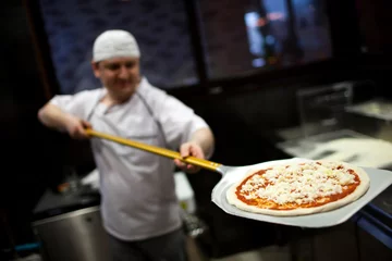 Keuken spatwand met foto A pizza in a oven burning © Denizo