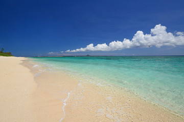 南国沖縄の綺麗な珊瑚の海と夏空