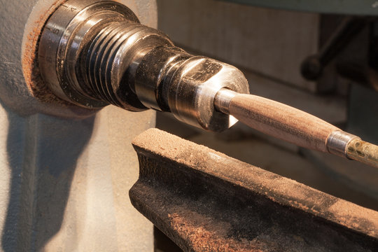 Tournage d'une pi&egrave;ce sur tour &agrave; bois
