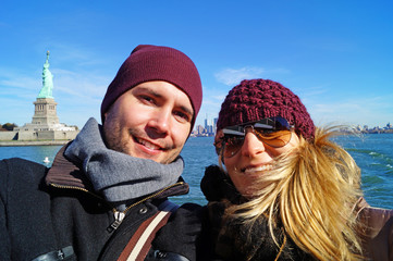 Junges Paar in New York macht ein Selfie