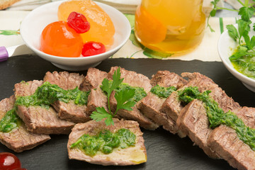 LESSO CON SALSA VERDE E MOSTARDA