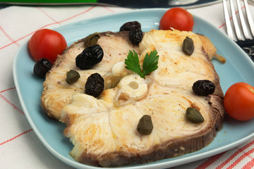 Pesce spada con olive e capperi