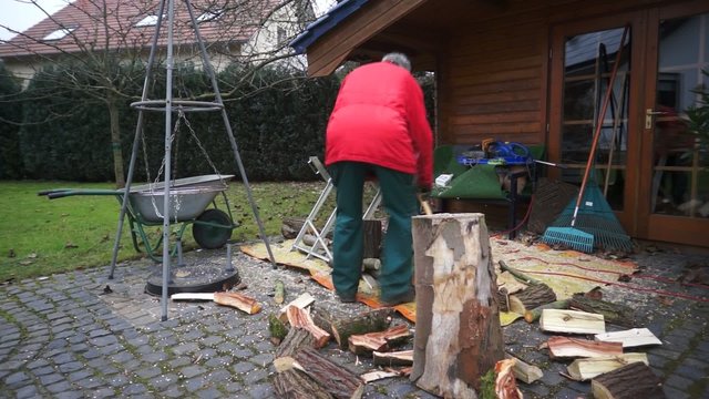 Mann zers&auml;gt Holz f&uuml;r Brennholz