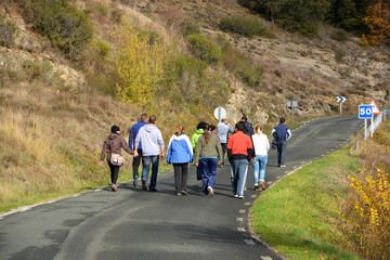 grupo de gente caminando por una carretera