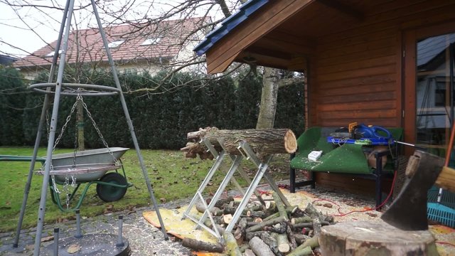 Mann zers&auml;gt Holz f&uuml;r Brennholz