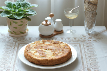 Домашний яблочный пирог на столе - obrazy, fototapety, plakaty