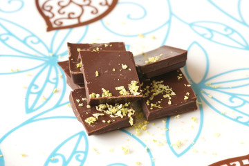 Тёмный шоколад с цедрой лайма на тарелке