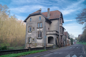 Fototapeta na wymiar Haus-Leerstand