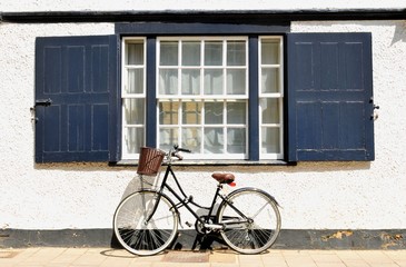 Fototapeta na wymiar Bicycle against old building in Oxford, Oxfordshire, England.