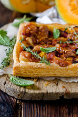 Tart with pumpkin and ham