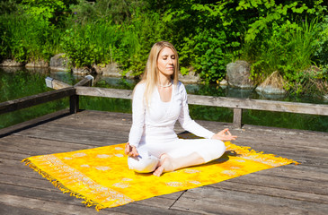 Demut und Hingabe - Yoga, Meditation, Frau im Grünen