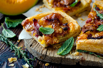 Tart with pumpkin and ham