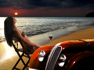 Obraz premium Woman at the sunset on the beach