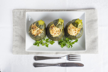 Plato cocinado calabacines rellenos de carne y queso gratinado