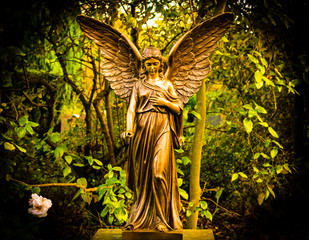 Bronzestatue Engel mit Flügeln