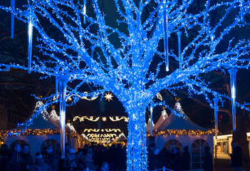 leuchter Baum auf dem Weihnachtsmarkt