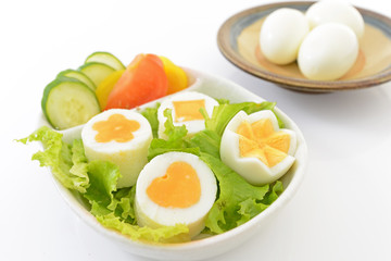 新鮮なサラダとゆで卵