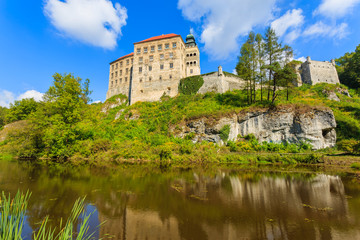 Obraz premium Beautiful Pieskowa Skala castle and lake near Krakow, Poland