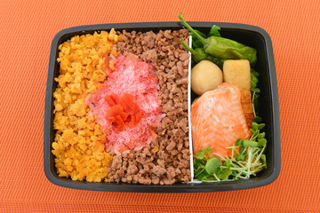 美味しそうなそぼろ弁当