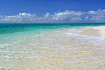 南国沖縄の綺麗な珊瑚の海と夏空