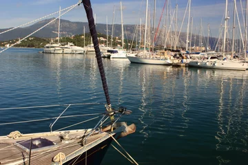 Papier Peint photo autocollant Sports nautique vue depuis un super voilier yacht dans une marina
