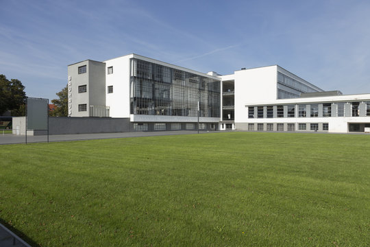 Bauhaus mit Rasenfläche