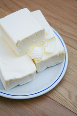 panetti di burro su piatto