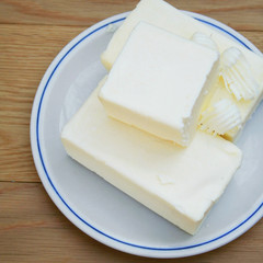 panetti di burro su piatto