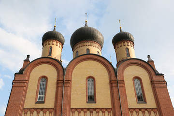Fototapeta na wymiar Zwiebeltürme von russisch-orthodoxer Kirche