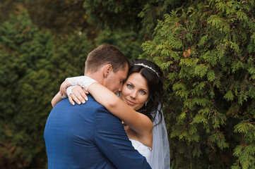 Fototapeta premium Wedding dance. Bride and groom. City Park.