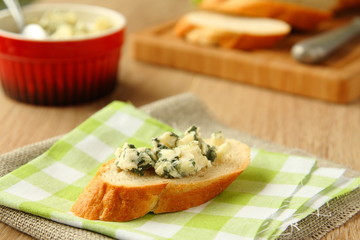 Fresh sliced bread with blue cheese