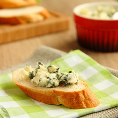 Fresh sliced bread with blue cheese