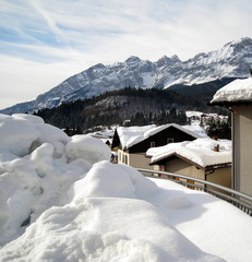 neve e panorama sulle montagne